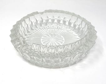 Cenicero y bandeja decorativa de cristal tallado transparente de mediados de siglo, de estilo vintage.