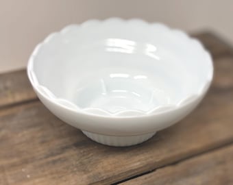 Cuenco de pedestal festoneado de vidrio opalino vintage de E.O. Brody