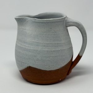 Handgemachter Sirup, Sahnekrug, Milchkännchen, Vase mit freiliegendem roten Ton, weiße Glasur-Dip