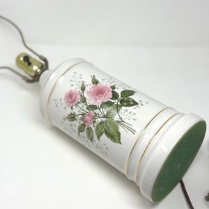 Lámpara de mesa vintage blanca con diseño de rosa rosa y ribete dorado