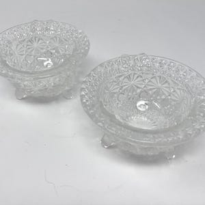 Cenicero antiguo con forma de tetera Daisy and Buttle de la compañía L.E. Smith Glass.