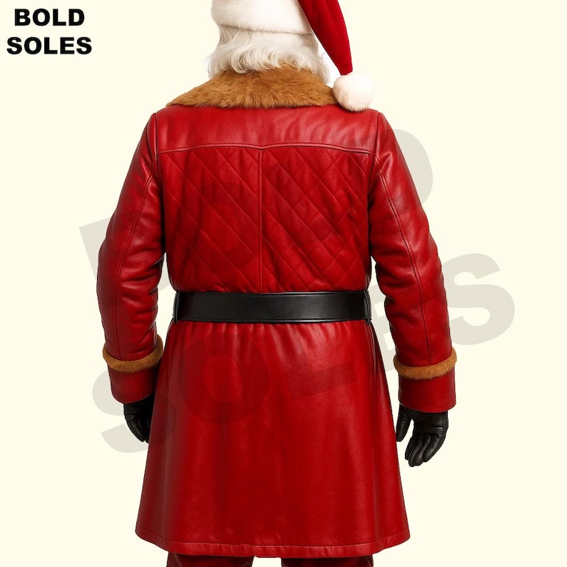 Puede incluir: Un abrigo de cuero rojo acolchado con un cintur&oacute;n negro y un cuello de piel sint&eacute;tica. El abrigo es largo y lo lleva puesto una persona con barba blanca y un gorro de Pap&aacute; Noel.