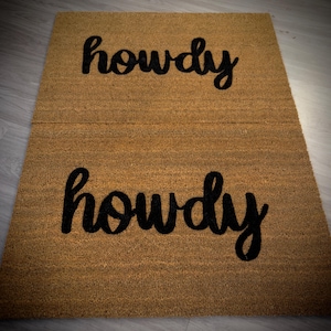 Howdy Doormat – Western Welcome Mat for Front Porch, Farmhouse Entryway, or Patio – Rustic Coir Outdoor Door Mat, Country Home Décor