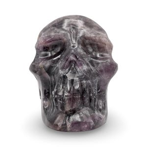 Teschio di cristallo di ametista Chevron – Intagliato a mano in Brasile / Ametista scura 5&quot; x 3&quot; / Teschio di pietre preziose da collezione / Decorazione per la casa e l&#39;ufficio