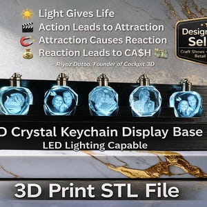 以下が含まれることがあります： パーソナライズされた画像がそれぞれ入った、5つの光るクリスタルキーチェーンが黒いベースに展示されています。「3D Crystal Keychain Display Base」と「LED Lighting Capable」と書かれたベース。画像には、魅力と反応に関するテキストも含まれています。