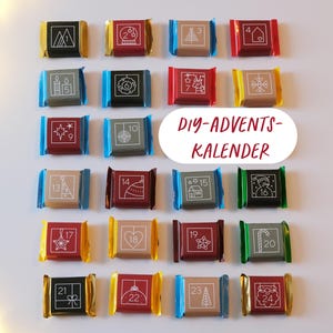 Könnte beinhalten: Ein Adventskalender mit 24 einzeln verpackten Schokoriegeln. Jeder Riegel hat eine andere Farbe und ist mit einer Nummer und einem festlichen Symbol bedruckt. Der Text "DIY-ADVENTS-KALENDER" ist ebenfalls sichtbar.