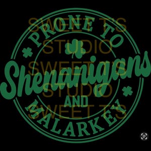 Puede incluir: Diseño circular verde y dorado con el texto "Sweet Studio Shenanigans and Sweet Malarkey's" en una fuente estilizada.