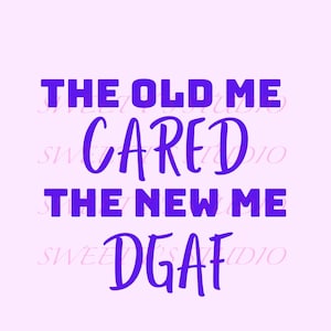 Puede incluir: Un fondo rosa claro con el texto morado "THE OLD ME CARED THE NEW ME DGAF". El texto está en una mezcla de fuentes en negrita y cursiva.