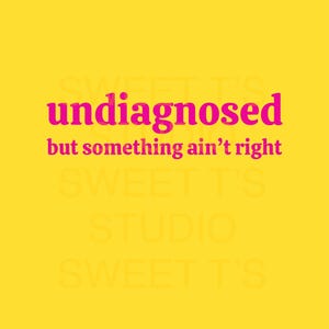 Undiagnosed But Something Ain't Right ~ Multifunctionele PNG (5 letterkleuren) - familie, vrienden, collega's - grappige shirts, mokken, kaarten, enz.