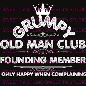 Puede incluir: Texto blanco sobre fondo negro que dice "Grumpy Old Man Club Founding Member Only Happy When Complaining". El texto está en una fuente desgastada e incluye un gráfico de corona sobre el texto.