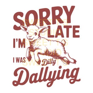 Può includere: Un'illustrazione stravagante presenta un agnello che salta con il testo "SORRY I'M LATE I WAS Dilly Dallying" in un colore marrone rustico. L'agnello è dettagliato con ombreggiatura, conferendogli un aspetto vintage e disegnato a mano. Il design è su sfondo bianco.