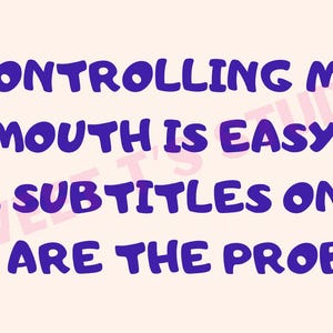 Könnte beinhalten: Hellbeiger Hintergrund mit dem Text "CONTROLLING MY MOUTH IS EASY. THE SUBTITLES ON MY FACE ARE THE PROBLEM." in dunkelblauer, verspielter Schriftart. Der Text ist zentriert.