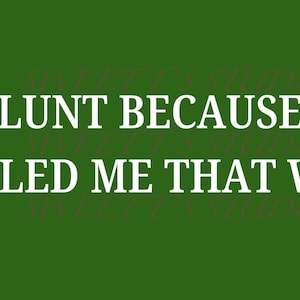 Peut inclure: Fond vert avec un texte blanc qui dit : « I'M BLUNT BECAUSE GOD ROLLED ME THAT WAY ». Le texte est en gras, en police sans empattement. Les mots « sweet's studio » sont dans une police plus claire en arrière-plan.