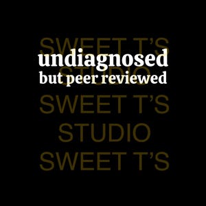 Può includere: Testo nero e oro su sfondo nero. Il testo recita "SWEET'S undiagnosed but peer reviewed SWEET'S STUDIO SWEET'S".