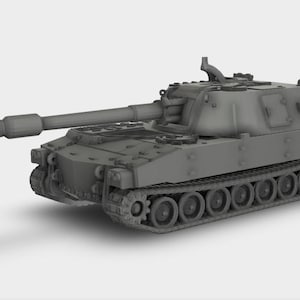 Könnte beinhalten: Ein graues Modell eines selbstfahrenden Haubitzen-Artilleriepanzers. Der Panzer hat einen langen Lauf und einen drehbaren Turm.