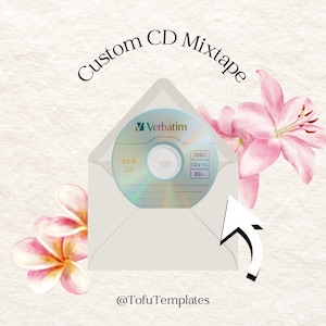 Può includere: Un disco CD-R in una busta bianca con il testo "Custom CD Mixtape". Il disco è iridescente con il marchio "Verbatim". Fiori rosa e una freccia bianca sono anche nell'immagine.