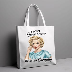Puede incluir: Bolso tote blanco con una ilustraci&oacute;n retro de una mujer con cabello rubio y l&aacute;piz labial rojo. El texto en el bolso dice "I don't repeat gossip so listen carefully."