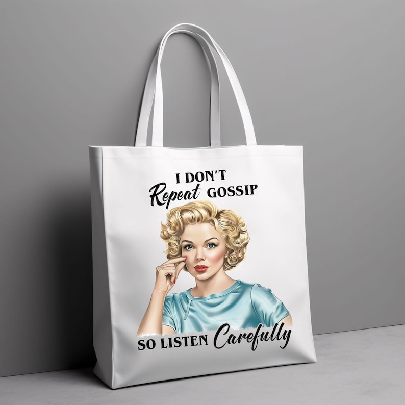 Puede incluir: Bolso tote blanco con una ilustraci&oacute;n retro de una mujer con cabello rubio y l&aacute;piz labial rojo. El texto en el bolso dice "I don't repeat gossip so listen carefully."