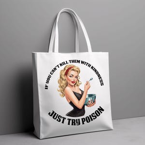 Puede incluir: Bolso tote blanco con una ilustraci&oacute;n retro de una mujer con cabello rubio y una diadema roja sosteniendo un cuenco y una cuchara. El texto en la bolsa dice: "Si no puedes matarlos con amabilidad, solo prueba con veneno."