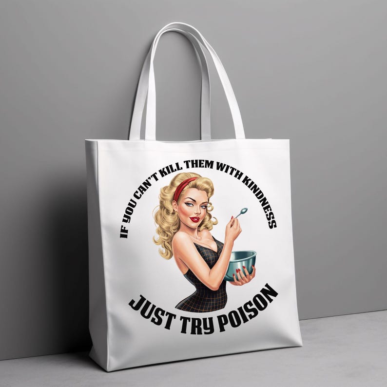 Puede incluir: Bolso tote blanco con una ilustraci&oacute;n retro de una mujer con cabello rubio y una diadema roja sosteniendo un cuenco y una cuchara. El texto en la bolsa dice: "Si no puedes matarlos con amabilidad, solo prueba con veneno."