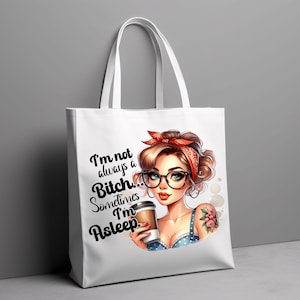 Puede incluir: Bolso tote blanco con una ilustraci&oacute;n de dibujos animados de una mujer con gafas, un pa&ntilde;uelo rojo y un tatuaje. El bolso tiene el texto "I'm not always a Bitch... Sometimes I'm Asleep." La mujer sostiene una taza de caf&eacute;.