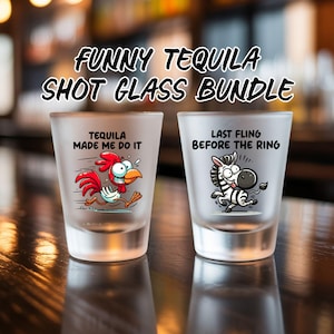 Pode incluir: Um par de copos de shot foscos com desenhos de desenhos animados engraçados. Um copo apresenta um galo correndo com o texto "TEQUILA MADE ME DO IT". O outro copo tem uma zebra e o texto "LAST FLING BEFORE THE RING". As palavras "FUNNY TEQUILA SHOT GLASS BUNDLE" estão no topo.