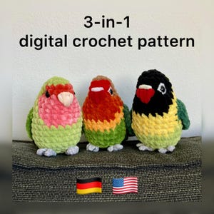 Puede incluir: Tres patrones de amigurumi de periquitos tejidos a crochet en verde, rojo y negro. El patrón es una descarga digital e incluye instrucciones para hacer los tres pájaros. El texto "3-in-1 digital crochet pattern" se muestra sobre los pájaros.