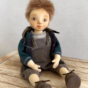 Muñeco de estilo vintage. Interior de muñeca de autor en estilo retro.