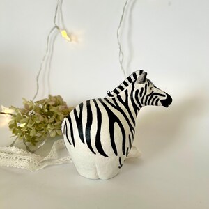 Figura zebrata in cartapesta | decorazioni per la casa, decorazioni per l'albero di Natale | regalo per gli amanti degli animali
