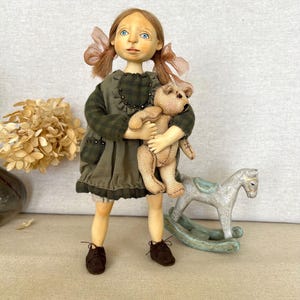 Muñeca artística hecha a mano - estilo vintage de un juguete antiguo. Muñeca de autor coleccionable. Decoración al estilo de juguetes antiguos.