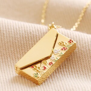 Colgante de sobre que se puede abrir - Collar con foto de recuerdo y flores talladas - Nombre personalizado grabado - Medallón con letra de amor de primavera