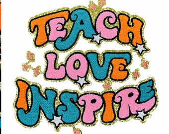 Op de afbeelding: Een kleurrijke afbeelding met de woorden "TEACH LOVE INSPIRE" in een retro lettertype. De letters zijn in tinten van oranje, roze en teal, omlijnd in zwart en omgeven door gouden glitter. Witte sterren en roze diamantvormen accentueren het ontwerp.