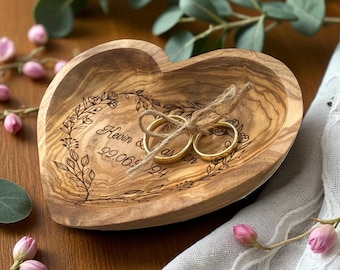 OLIQUE Ringkissen Hochzeit aus Olivenholz, personalisierbar