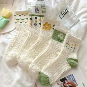5 Pairs of Women&#39;s Vibrant Floral Print Socks