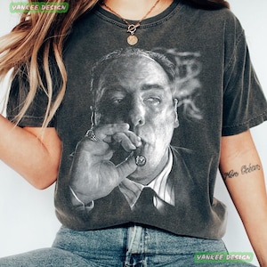 Das Soprans-T-Shirt | Retro Mafia Ästhetik Sweatshirt | Tony Sopranos Zigarren Grafik-Hemd | Klassisches 90er Jahre Mob TV Show Fan Geschenk Unisex Tee