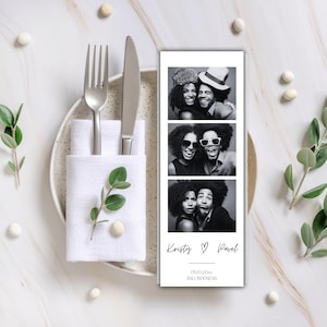 Puede incluir: Una tira de fotos en blanco y negro con tres imágenes de una pareja. La tira está colocada sobre una servilleta blanca con un tenedor y un cuchillo. El texto "Kristy ♡ Pavel" y la fecha "05/03/20xx Bali Indonesia" están en la parte inferior.