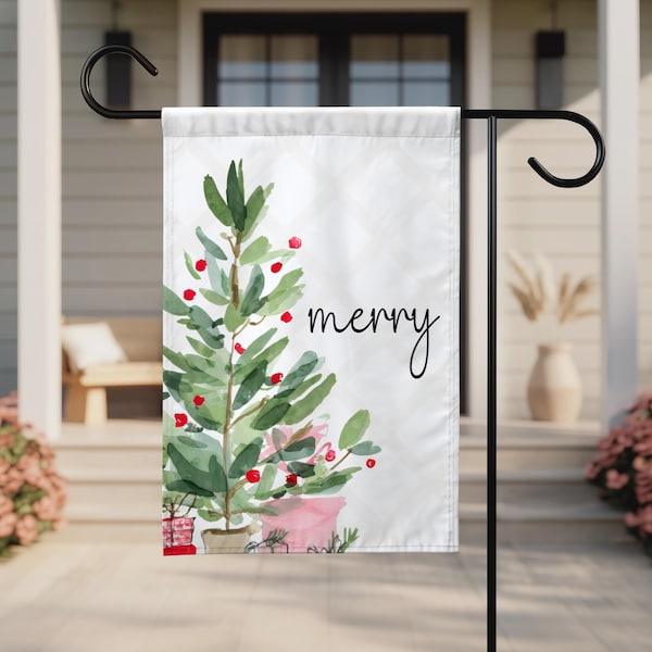 Pode incluir: Uma bandeira de jardim retangular com uma ilustração em aguarela de uma árvore de Natal verde decorada com pequenos ornamentos vermelhos. Sob a árvore estão presentes embrulhados em vermelho e rosa. A palavra merry está escrita a preto.