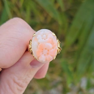Vintage 14k gold hand carved floral peach coral statement ring, size 6-1/4