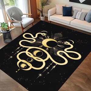 Könnte beinhalten: Schwarzer und goldener Teppich mit einem himmlischen Design, das eine Schlange zeigt, die sich um Sonne und Mond windet. Der Teppich hat einen sternenübersäten Hintergrund.