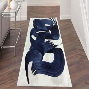 Peut inclure: Tapis de couloir abstrait avec un fond blanc et un grand motif de coups de pinceau bleu marine.