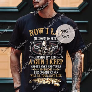 Peut inclure: T-shirt noir avec un motif de crâne tenant deux pistolets et le texte : "NOW I LAY ME DOWN TO SLEEP... BESIDE MY BED A GUN I KEEP... THE CORONERS VAN WILL BE YOUR LAST RIDE".