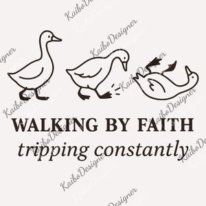 Könnte beinhalten: Eine humorvolle Illustration zeigt drei Gänse in einer Sequenz. Die erste geht, die zweite stolpert und die dritte fällt. Der Text darunter lautet "WALKING BY FAITH" über "tripping constantly".