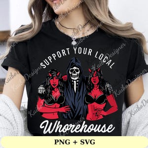 Peut inclure: T-shirt noir avec un motif représentant la Faucheuse et deux femmes à la peau rouge. Le texte indique "SUPPORT YOUR LOCAL Whorehouse". Le design est en blanc et rouge.