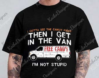 Puede incluir: Camiseta negra con el texto "I GOTTA SEE THE CANDY FIRST THEN I GET IN THE VAN" sobre una furgoneta blanca con "FREE CANDY" en el lateral. El texto "I'M NOT STUPID" está debajo.