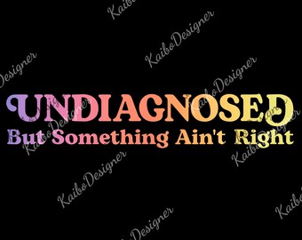 Pode incluir: Um fundo preto com as palavras "UNDIAGNOSED" e "But Something Ain't Right" em um gradiente de cores. A palavra "UNDIAGNOSED" está em roxo, rosa e laranja. A frase "But Something Ain't Right" está em rosa, laranja e amarelo.