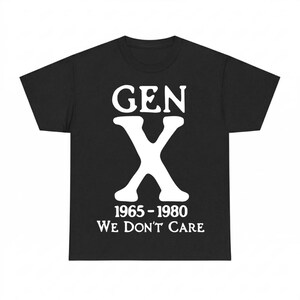 Könnte beinhalten: Schwarzes T-Shirt mit weißem Aufdruck „GEN X“ über einem großen „X“ und dem Text „1965-1980 WE DON'T CARE“ darunter. Das T-Shirt hat einen Rundhalsausschnitt und scheint aus Baumwolle zu sein. Ein lässiges Kleidungsstück.