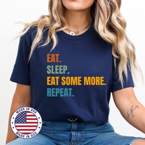 Funny Food T-shirt, Eat Sleep Repeat T-shirt, grappige retro kleuren Food Graphic T-shirt, foodie T-shirt, shirt gemaakt in de VS