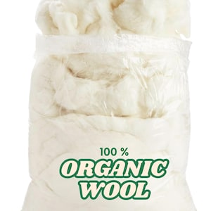 Puede incluir: Una bolsa de plástico transparente llena de lana orgánica de color blanquecino. La bolsa tiene una etiqueta verde y blanca que dice "100% ORGANIC WOOL". La lana parece suave y está suelta.