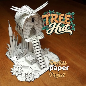 Op de afbeelding: Een zwart-wit papieren knutselmodel van een boomhut met een libelledak, een ladder en een klein bankje. De basis bevat waterlelies en lisdodden. De tekst Tree Hut en Timeless paper Project is zichtbaar op de afbeelding.