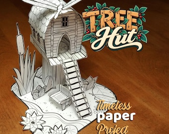Puede incluir: Un modelo de papel en blanco y negro de una cabaña en un árbol con techo de libélula, una escalera y un banco pequeño. La base incluye nenúfares y espadañas. El texto Tree Hut y Timeless paper Project es visible en la imagen.